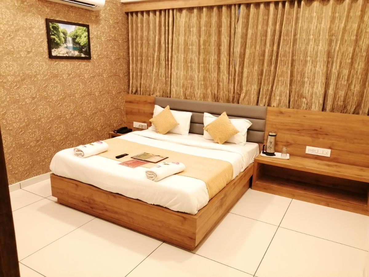 Hotel Golden City Vadodara Exterior photo